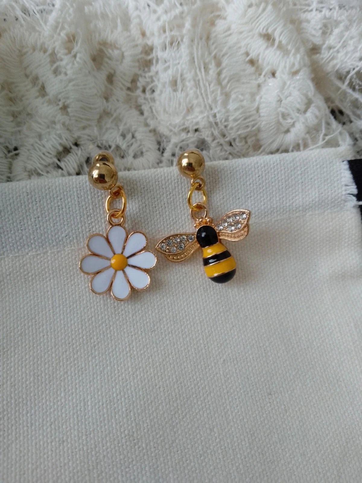 Golden bee and white flower bohemian earrings – photo 2